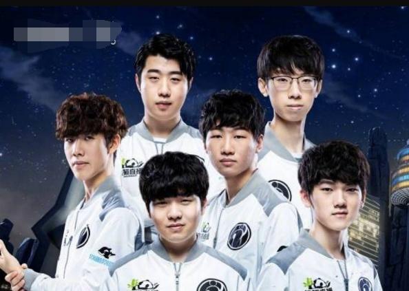 LPL冠军奖杯及世界赛冠军奖杯已完成复刻，并送达EDG基地